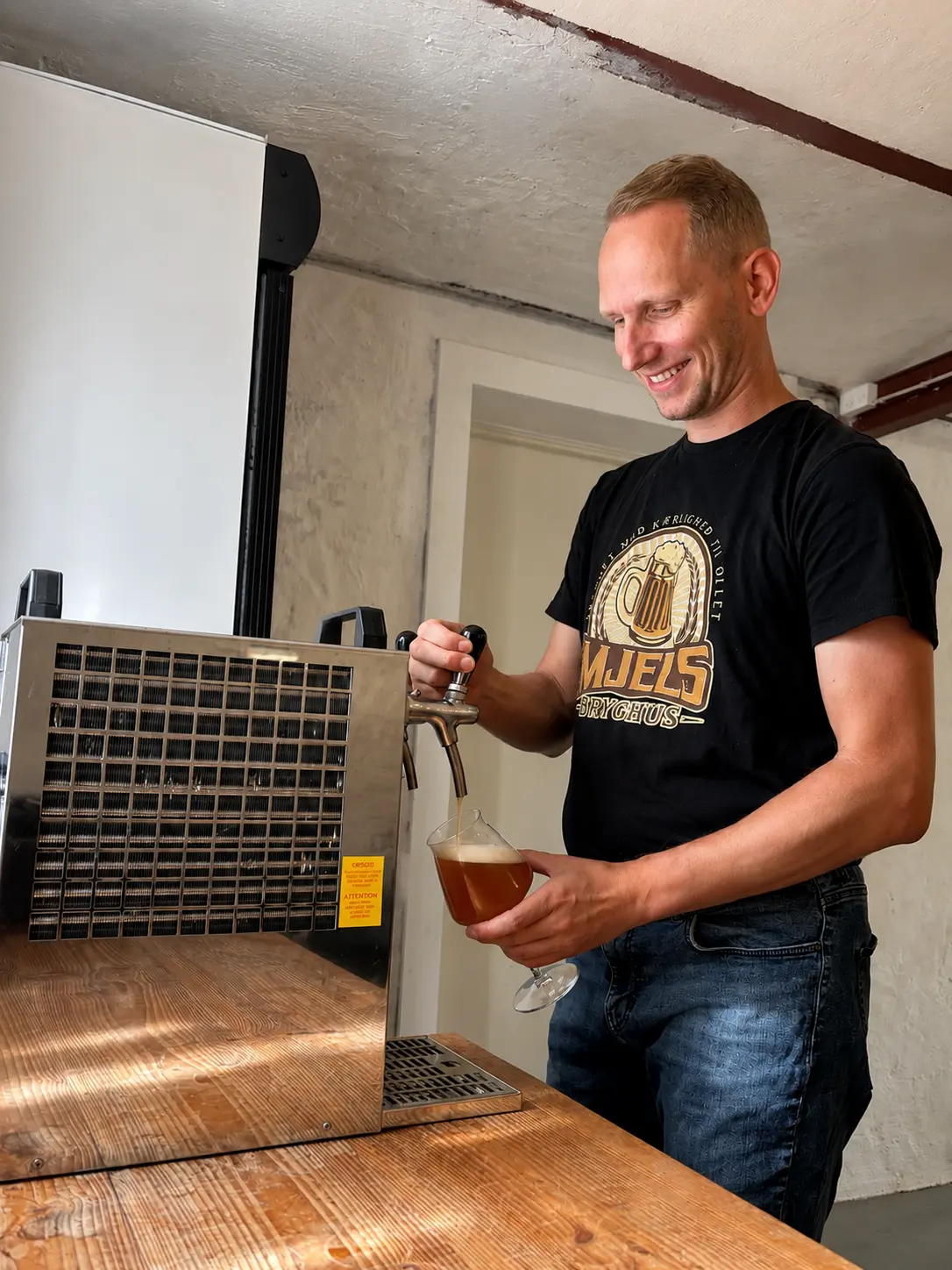 Brian fra Mjels Bryghus skænker et glas øl ved baren
